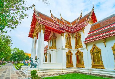 Phra Vihara Somdej pavyonu bronz singha aslanları, ince sütunlar, yaldızlı yardım desenleri ve karmaşık gable çatı, Wat Benchamabophit Dusitvanaram Mermer Tapınağı, Bangkok, Tayland