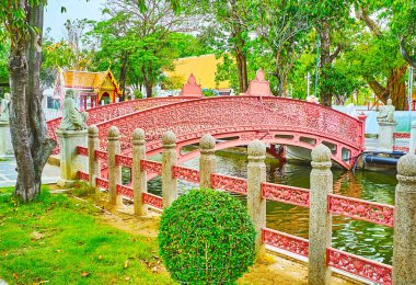 Khlong üzerindeki dantel benzeri Phra Phot köprüsü karmaşık desenlerle dekore edilmiştir, Wat Benchamabophit Dusitvanaram Mermer Tapınağı, Bangkok, Tayland