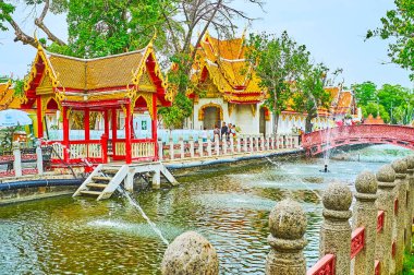 BANGKOK, THAILAND - 13 Mayıs 2019: 13 Mayıs 'ta Bangkok' ta Wat Benchamabophit Dusitvanaram Mermer Tapınağında Çeşmeli, Sala Nam köşkü ve dantel benzeri Phra Phot Köprüsü 'nde yürüyüş