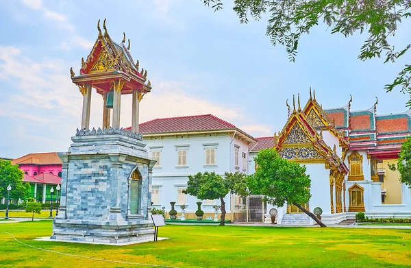 Dzwonnica Bovornvong Wat Benchamabophit Dusitvanaram Marble Temple Ozdobiona Jest Szczytowym — Zdjęcie stockowe