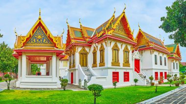 Wat Benchamabophit Dusitvanaram Mermer Tapınağı Dört Prenses pavyonu, sulu çimenler ve çim ağaçları ile çevrili, Bangkok, Tayland