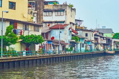 BANGKOK, THAILAND - 13 Mayıs 2019: 13 Mayıs 'ta Bangkok' ta eski püskü evleri ve gecekondu mahalleleri olan Khlong Maha Nak Kanalı 'nın fakir mahallesi