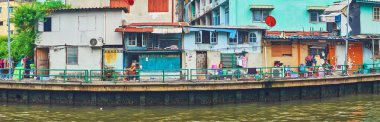 BANGKOK, THAILAND - 13 Mayıs 2019: Bangkok 'ta 13 Mayıs' ta Khlong Maha Nak kıyısı boyunca uzanan yoksul, sefil ve harap konutların panoraması