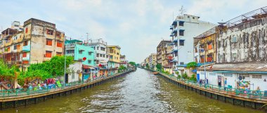 BANGKOK, THAILAND - 13 Mayıs 2019: en eski şehir kanalı Khlong Maha Nak 'ın kıyısındaki sefil mahallenin panoraması, 13 Mayıs' ta Bangkok 'ta
