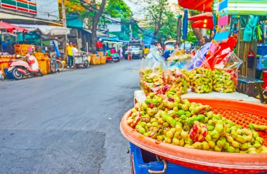 Bangkok, Tayland 'daki Mahanak Meyve Pazarı' nın tezgahında içi Manila tmarind dolu plastik tabak.