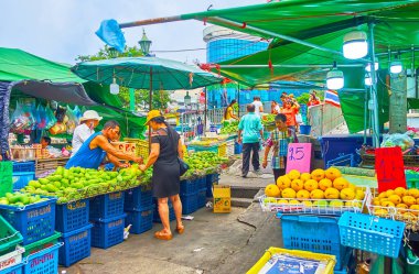 BANGKOK, THAILAND - 13 Mayıs 2019: 13 Mayıs 'ta Bangkok' ta Mahanak Meyve Pazarı 'nda sırayla taze mango, portakal ve diğer meyveler sunulan dar sokak