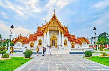 BANGKOK, THAILAND - 13 Mayıs 2019: Wat Benchamabophit Dusitvanaram Mermer Tapınağı Düzenleme Salonu (Ubosot) cephesi, 13 Mayıs 'ta Bangkok' ta