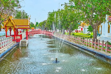Wat Benchamabophit Dusitvanaram Mermer Tapınağı, Bangkok, Tayland Anıt Parkı boyunca uzanan khlong üzerindeki doğal çeşmeler