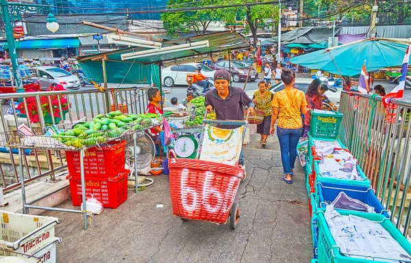 Bangkok Thailand Maio 2019 Porteiro Com Carrinho Mão Caminha Pelo — Fotografia de Stock