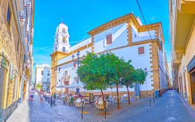 CADIZ, SPAIN - 23 Eylül 2019: Açık hava restoranı ve San Agustin Kilisesi 'nin çan kulesi olan küçük gölgeli San Agustin meydanı, 23 Eylül' de Cadiz 'de