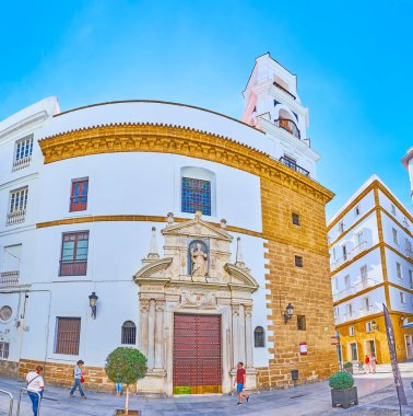 CADIZ, SPAIN - 23 Eylül 2019: 23 Eylül 'de Cadiz' de duvar sütunları, heykeller ve kabartmalarla süslenmiş San Agustin Kilisesi 'nin tarihi cephesi