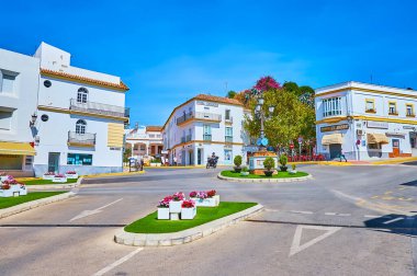 ARCOS, SPAIN - 23 Eylül 2019: Plaza Espana meydanındaki yolun ortasında, 23 Eylül 'de Arcos' ta tipik beyaz evlerle dolu renkli çiçek yatakları