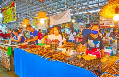 BANGKOK, THAILAND - 13 Mayıs 2019: Talad Saphan Phut pazarının aşçıları ve satıcıları 13 Mayıs 'ta Bangkok' ta şişte ızgara köfte, tavuk, balık ve deniz ürünleri yapıyorlar.