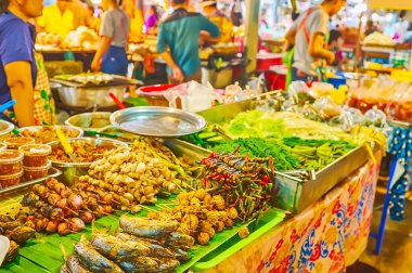 Lezzetli ızgara Tayland yemekleri olan tezgah tezgahı. Uskumru, acı biber, sarımsak ve mantar, Talad Saphan Phut pazarı, Bangkok, Tayland