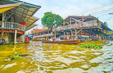 DAMNOEN SADUAK, THAILAND - 13 Mayıs 2019: Ton Khem yüzer pazarı, Damnoen Saduak 'ta 13 Mayıs' ta birçok kanala (khlonglar), çok sayıda pavyona ve çok sayıda gıda teknesine sahiptir.