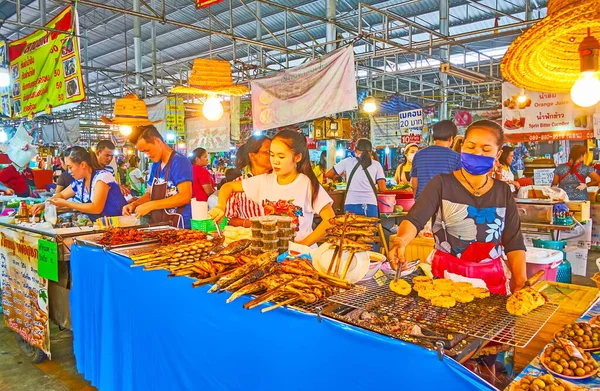 Bangkok Thailand 2019年5月13日 曼谷Talad Saphan Phut市场的厨师和摊贩在绞架上烤肉球 鱼和海鲜 — 图库照片