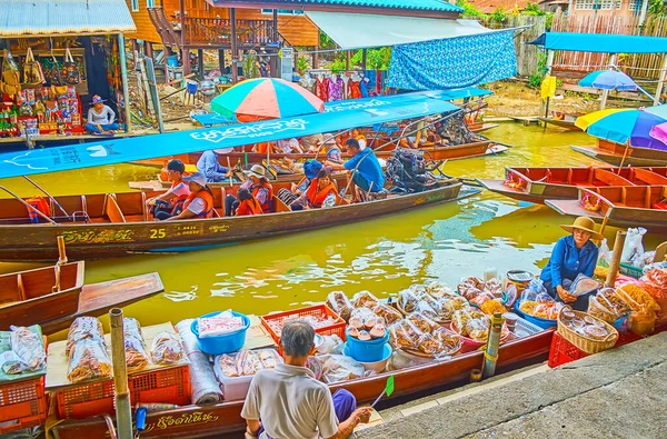 Damnoen Saduak Tajlandia Maj 2019 Sampan Food Boat Large Amount — Zdjęcie stockowe