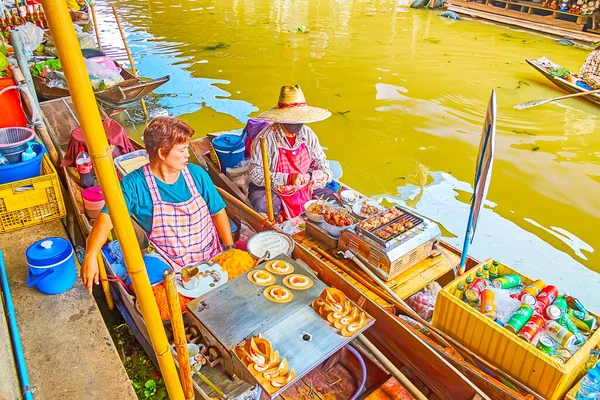 Damnoen Saduak Thailand May 2019年5月13日 食品摊贩在Damnoen Saduak的一个浮动市场上 在吊船上做脆煎饼 Khanom Buang — 图库照片