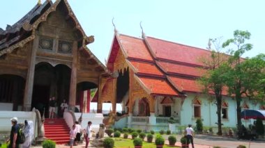 CHIANG MAI, THAILAND - 2 Mayıs 2019: Viharn Luang pavyonu ile Wat Phra Singh Panoraması, Phra Uposatha (Ubosot), Luang chedi ve Viharn Lai Kham pavyonu, 2 Mayıs 'ta Chiang Mai' de