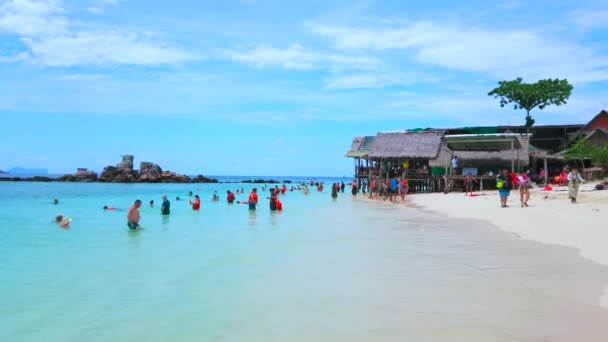 Phuket Thailand Maio 2019 Turistas Desfrutam Águas Azuis Mar Andaman — Vídeo de Stock