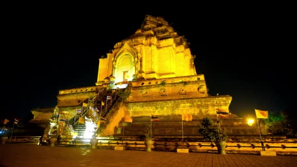 Brillante Iluminación Las Antiguas Ruinas Phra Chedi Luang Pagoda Ubicado — Vídeo de stock