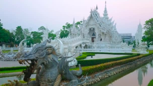 恐ろしい轟音龍の像を眺めながら 白い寺院 ワット の庭に沿って夜の散歩は チェンマイ タイから上昇 — ストック動画