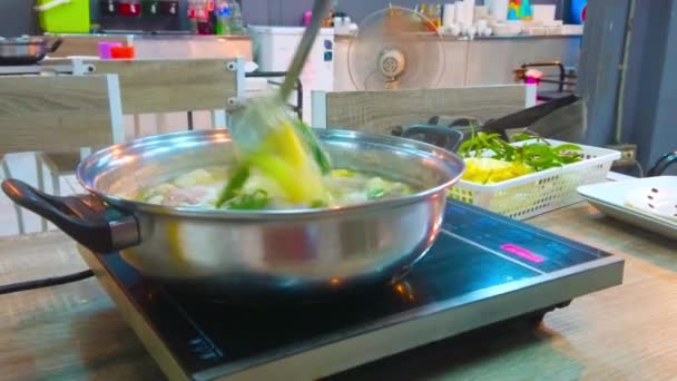 2019年5月10日 5月10日 在清莱 参观自己的烹饪咖啡店 用桌上的电炉上的新鲜配料准备自己的菜品 — 图库视频影像