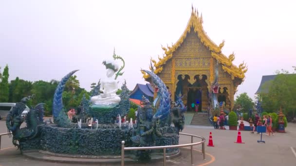 Chiang Rai Thailand Mei 2019 Schemering Boeddha Fontein Sierlijke Viharn — Stockvideo