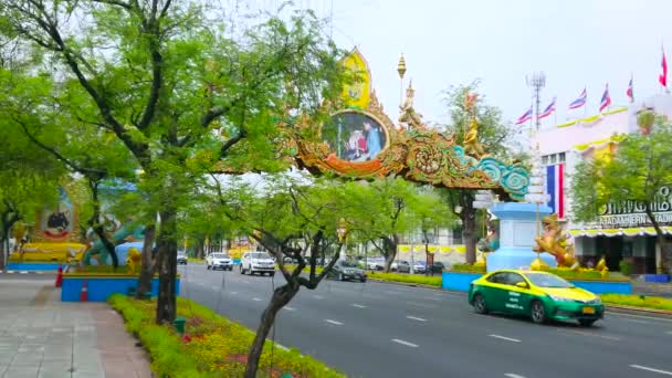 Bangkok Thailand May 2019 Cars Drive Alley Ratchadamnoen Avenue Lined — Stock Video