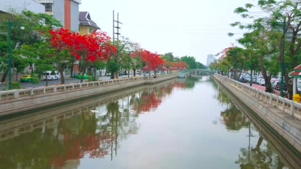 Die Spiegeloberfläche Des Khlong Phadung Krung Kasem Kanals Reflektiert Steinbänke — Stockvideo