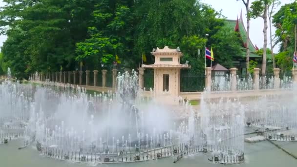 2019年5月13日 5月13日在曼谷都会宫Chitralada Royal Villa的护城河中 风景秀丽的喷泉全景 水柱中耸立着雕像 — 图库视频影像