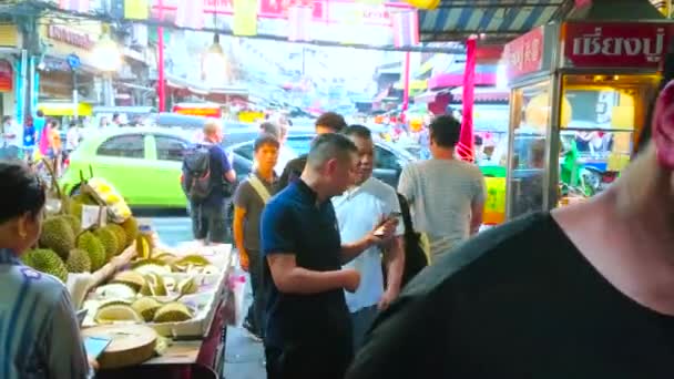 Bangkok Thailandia Aprile 2019 Gente Attraversa Yaowarat Road Entra Nello — Video Stock