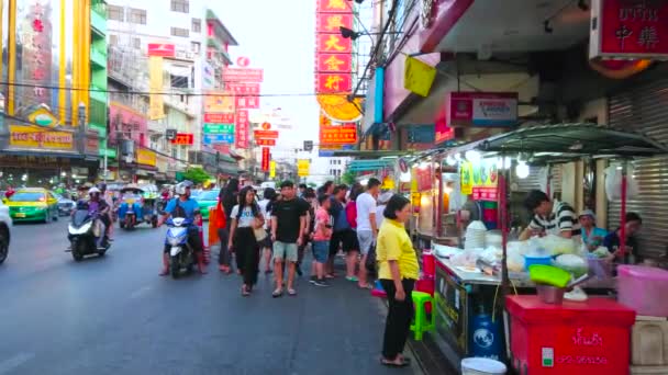 Bangkok Thailand Abril 2019 Multidão Caminha Pela Movimentada Seção Automóveis — Vídeo de Stock