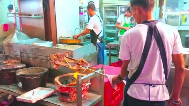 Bangkok Tailandia Abril 2019 Cocción Carne Cerdo Escupida Sobre Fuego — Vídeos de Stock