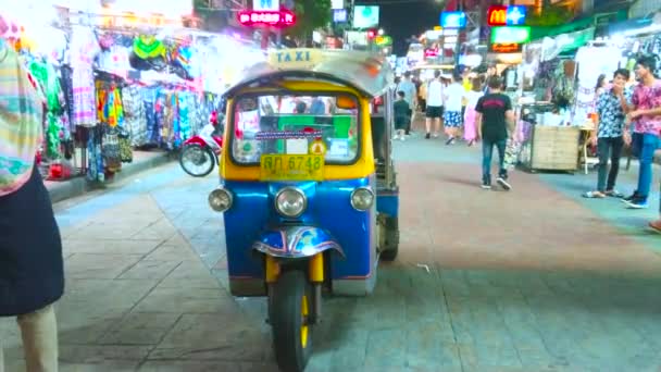 发自泰国曼谷 2019年4月23日 2013年4月23日 出租车停放在曼谷可山路 Khaosan Road 的中央 街道上有商店 食品推车 咖啡馆 — 图库视频影像