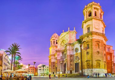 CADIZ, SPAIN - 23 Eylül 2019: The Plaza de la Katedral veya Katedral Meydanı, 23 Eylül 'de Cadiz' de loş aydınlatma ve kalabalık kafelerle