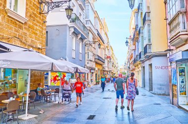 CADIZ, SPAIN - 23 Eylül 2019: 23 Eylül 'de Cadiz' de en şık ve popüler şehir caddesinde yürüyün - Marka butikleri, rahat kafeleri, sanat galerileri ve görkemli konutları olan Calle Ancha