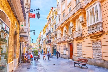 CADIZ, SPAIN - 23 Eylül 2019: 23 Eylül 'de Cadiz' deki tarihi Calle Ancha caddesinde muhteşem Barok ve Art Nouveau malikaneleri ve binaları, moda mağazaları, güzel kafeler ile dolu olarak yürüyün