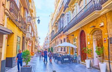 CADIZ, SPAIN - 23 Eylül 2019: Tarihi Calle Ancha 'yı gezin ve tarihi mimarisini klasik sokak lambaları ve dantel benzeri balkon ızgaralarıyla keşfedin, 23 Eylül' de Cadiz 'de