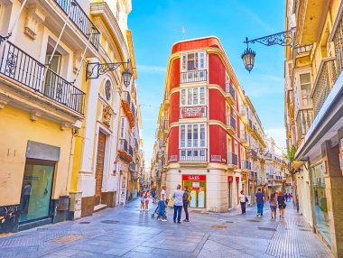 CADIZ, İspanya - 23 Eylül 2019: Cadiz 'de ünlü Calle Ancha Caddesi' nin karşısındaki tarihi yapının parlak kırmızı cephesi