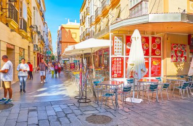 CADIZ, SPAIN - 23 Eylül 2019: Eski şehir sokakları, 23 Eylül 'de Cadiz' de geleneksel Endülüs yemekleri, fast food, abur cubur ve içecek sunan açık hava kafeleri, barlar ve meyhanelerle dolu