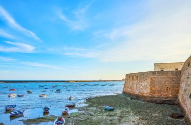 Santa Catalina Kalesi 'nin surları ve La Caleta limanının sığ kayıkları, Cadiz, İspanya