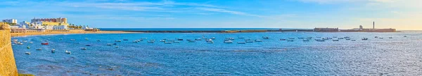 Panorama Přístavu Caleta Dřevěnými Rybářskými Čluny Houpání Vlnách Silueta Hradu — Stock fotografie