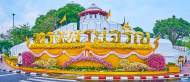 BANGKOK, THAILAND - 13 Mayıs 2019: Mahakan Kalesi 'nin panoraması, 13 Mayıs' ta Bangkok 'ta Kral Rama X' in taç giyme töreni nedeniyle çiçeklerle, çiçeklerle, beyaz-sarı kraliyet bayrakları ve Tayland yazıtlarıyla süslenmiş