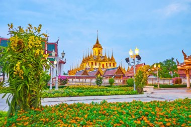 Wat Ratchanatdaram Budist kompleksi, Bangkok, Tayland 'ın önündeki Mahajetsadabadin parkındaki renkli çiçekler.