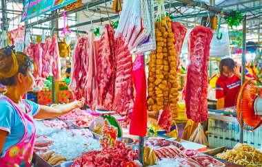 BANGKOK, THAILAND - 13 Mayıs 2019: Talad Saphan Phut pazarındaki kasaplık 13 Mayıs 'ta Bangkok' ta taze domuz ve sakatat ile