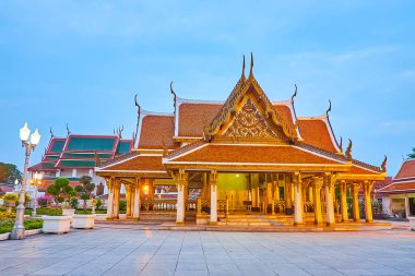Mahajetsadabadin Parkı, Wat Ratchanatdaram kompleksi, Bangkok, Tayland 'daki Royal Pavilion' un akşam aydınlanması