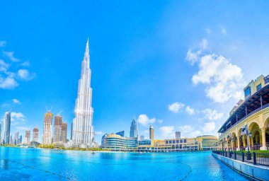 DUBAI, BAE - 3 Mart 2020: Modern Dubai, 3 Mart 'ta Dubai' de dünyanın en yüksek gökdelenine sahip olan Burj Khalifa, aynı göl kıyısında yer almakta ve Dubai 'de alışveriş merkezleriyle çevrelenmiştir.