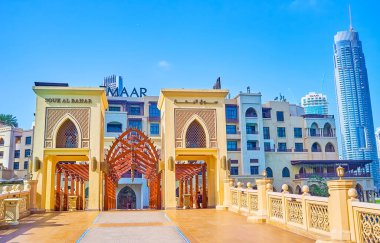 DUBAI, BAE - 3 Mart 2020 'de şehir merkezinde yürüyüş ve Dubai' de 3 Mart 'ta geleneksel Arapça ve modern mimari tarzların muhteşem kombinasyonunun keyfini çıkarın.