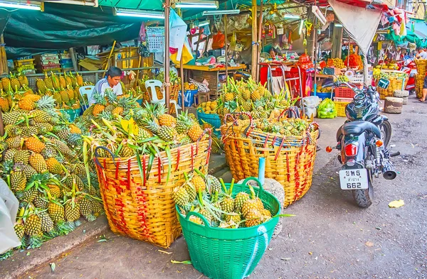 Bangkok Thailand Maj 2019 Stora Korgarna Fulla Ananas Mahanaks Fruktmarknad — Stockfoto